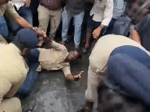 સેવન્થ ડે સ્કૂલ પર ફરી સ્થિતિ વણસી, પોલીસ સાથે ઘર્ષણ:NSUIના કાર્યકરો અને વિદ્યાર્થીઓના સ્કૂલ સામે સૂત્રોચ્ચાર