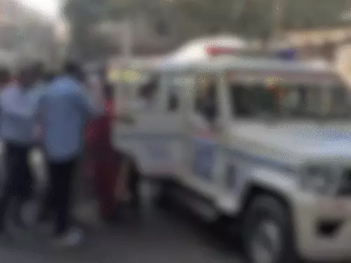 હિન્દુ છોકરી-મુસ્લિમ છોકરાના લગ્નને લઈને હોબાળો:યુવક-યુવતીને ચુસ્ત પોલીસ બંદોબસ્ત સાથે કોર્ટમાંથી લઈ જવાયા, VHP-બજરંગદળના કાર્યકરોની પોલીસ સાથે ઝપાઝપી