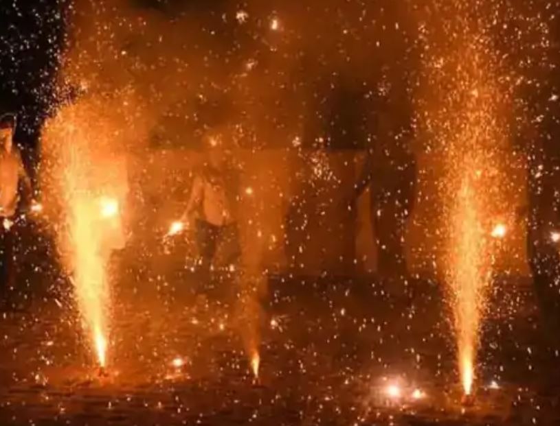 સુપ્રીમ કોર્ટનો પ્રતિબંધ છતાં દિલ્હીમાં આખી રાત ફુટ્યા ફટાકડા:AQI 400ને પાર