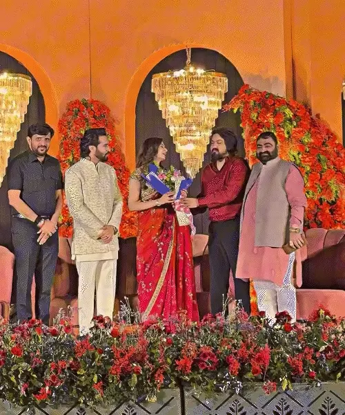 અમદાવાદમાં ગ્રાન્ડ સગાઈ રિસેપ્શન યોજાયું, ખજૂરભાઈ સહિતના સેલિબ્રિટીઓ કપલ સાથે ગરબે ઘૂમ્યાઅમદાવાદમાં ગ્રાન્ડ સગાઈ રિસેપ્શન યોજાયું, ખજૂરભાઈ સહિતના સેલિબ્રિટીઓ કપલ સાથે ગરબે ઘૂમ્યા