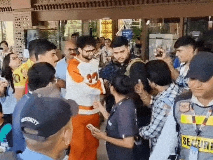 ફિલ્મફેર એવોર્ડ માટે અભિષેક-અક્ષયપહોંચ્યા  ITC: શાહરુખ ખાન સહિતની સેલેબ્રિટીઓનો રાતે એરપોર્ટ પર જોવા મળશે જમાવડો