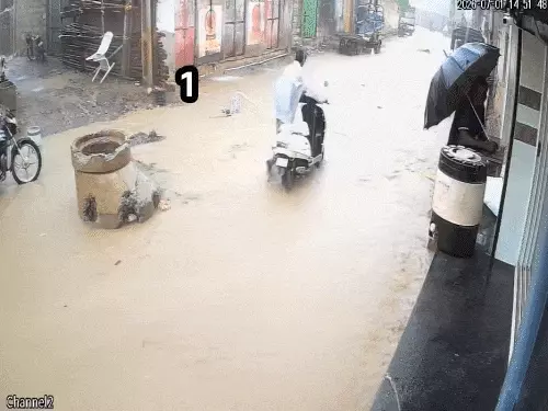 બાઈક પર જતું દંપતી ખાડામાં ખાબક્યું, ભયાનક CCTV:રોડ સાથે માથું અથડાતા પતિ ગોથા ખાવા લાગ્યો, જૂનાગઢમાં એક જ દિવસમાં ખાડામાં પાંચ વ્યક્તિ પડ્યાં