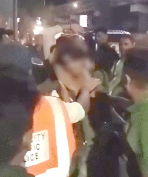 સુરતમાં 'લવ જેહાદ'ના આક્ષેપ સાથે હાઈવોલ્ટેજ ડ્રામા:ABVP કાર્યકરોએ જાહેરમાં યુવકને રસ્તા પર ઢોર માર માર્યો, પોલીસની હાજરીમાં જ વાળ ખેંચી માફી મંગાવાઈ