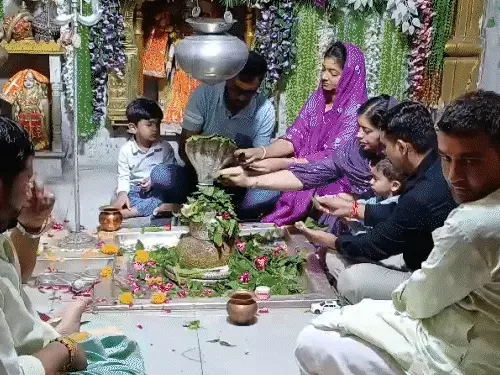 શ્રાવણના પ્રથમ સોમવારે શિવ મંદિરોમાં ભક્તોનું ઘોડાપૂર:'હર હર મહાદેવ'ના નાદથી મંદિરો ગુંજ્યાં