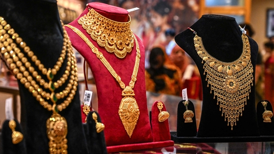 સોનું ₹193 વધીને ₹98,884 થયું:ચાંદી ₹1 લાખ 7 હજાર પ્રતિ કિલો વેચાઈ રહી છે, સોનું ₹1 લાખ 3 હજાર સુધી જઈ શકે છે