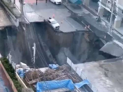 આખો રોડ બેસી ગયો ને 50 મીટરનો 'ભૂવો’ પડ્યો:રસ્તા પરની ગાડીઓ પાછળ ખસી, વીજળીના થાંભલા, ફૂટપાથ ઊંડા ખાડામાં સમાયાં; બેંગકોકનો હચમચાવી દેતા દ્રશ્યો આવ્યા સામે 