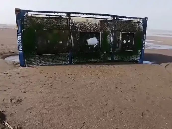 દાંડીના દરિયા કિનારે બીજું કન્ટેનર મળ્યું:ગુજરાતના દરિયાકિનારે છ કન્ટેનર તણાઈ આવ્યા
