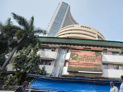 સેન્સેક્સમાં 200 અંકથી વધુનો ઊછાળો:83,600 પર ટ્રેડિંગ, નિફ્ટી પણ 50 અંક ચઢ્યો; IT શેરોમાં ખરીદી