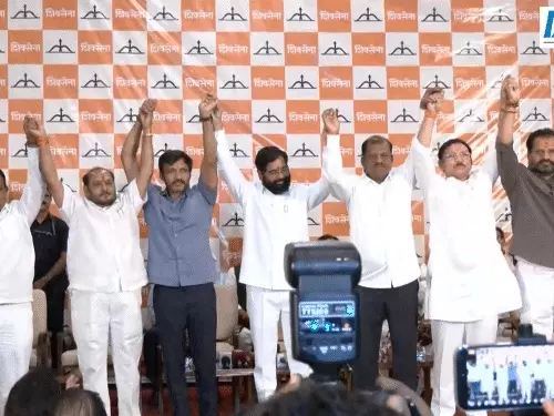 ઉદ્ધવના 7મા સાંસદ પણ શિંદે-જૂથમાં આવવા માંગતા હોવાનો દાવો:શિવસેના નેતાએ કહ્યું- મંત્રી પદ જોઈતું હતું એટલે વાત ન બની, નામ નહીં કહું પણ એ ઠાકરેની બાજુમાં બેસે છે