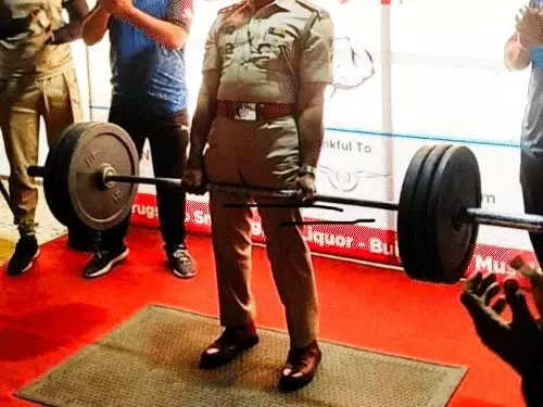 પોલીસ સાથે ઝપાઝપી કરનાર નિવૃત્ત DySP અશોકસિંહ બોડી બિલ્ડર:7 વખત Mr.Gujarat, કોરોનામાં જાહેરમાં બર્થ-ડે ઉજવી વિવાદમાં આવેલાં, પાટીલના ફોટો શેર કરી પડકાર ફેંક્યો હતો