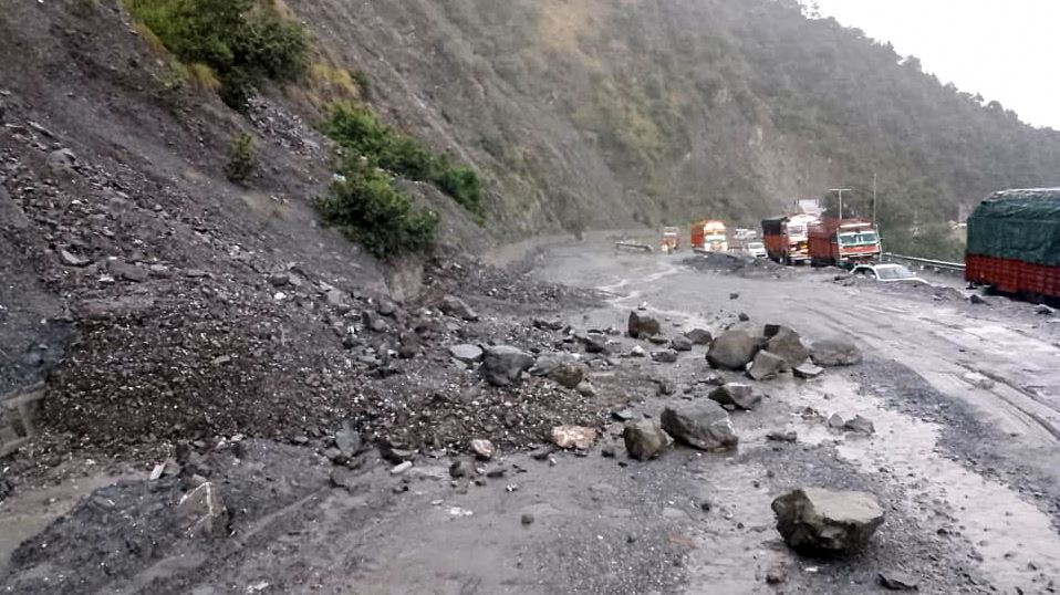 જમ્મુ-કાશ્મીરમાં હિમવર્ષા બાદ 25 લોકોને બચાવાયા : બિહારના પાંચ જિલ્લાઓમાં પૂર જેવી સ્થિતિ