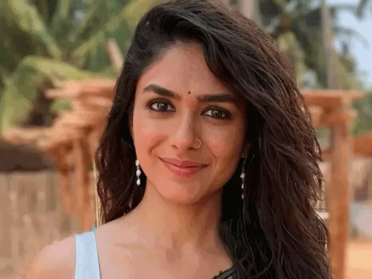 મૃણાલ ઠાકુરે અલ્લુ અર્જુનને બુકે મોકલ્યો!:'પુષ્પા 2' માટે એવોર્ડ મળવા પર અભિનંદન પાઠવ્યા; એક્ટરે કહ્યું- ક્યારેક સાથે કામ કરીશું