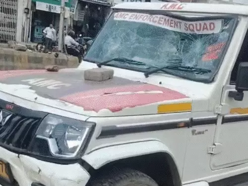 AMCની એસ્ટેટ વિભાગની ટીમ પર જશોદાનગરમાં હુમલો:દુકાનનું ડિમોલિશન કરવા પહોંચતા સ્થાનિકોએ પથ્થરમારો કર્યો