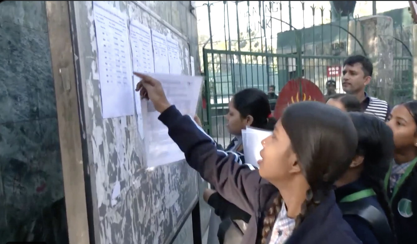 CBSE 10મા-12મા બોર્ડની પરીક્ષાઓ આજથી શરૂ થઈ રહી છે, જેમાં 43 લાખથી વધુ વિદ્યાર્થીઓ પરીક્ષા આપશે.