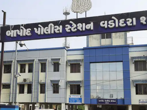 વડોદરામાં તલાટીની પરીક્ષામાં મોબાઈલ સાથે ઉમેદવાર ઝડપાયો:પ્રશ્નપત્ર-OMR શીટ જપ્ત કરી ગેરરીતિ બદલ ફરિયાદ