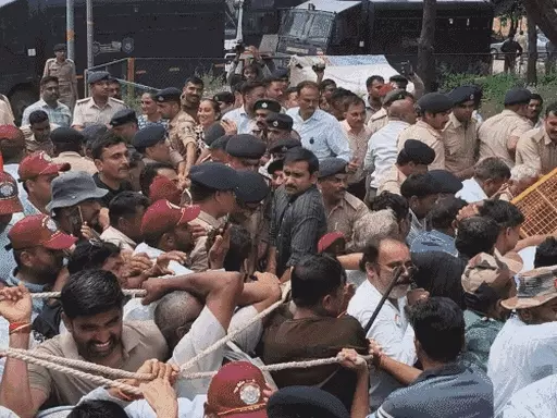 પોલીસે માજી સૈનિકોની બોચી પકડીને ડિટેઇન કર્યા:50થી વધુ માજી સૈનિકોની અટકાયત