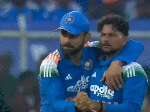 મેચ પૂરી થયા પછી રોહિત-કોહલીની મસ્તી વાઇરલ:લાઇવ મેચમાં વિરાટ-કુલદીપે સાલસા ડાન્સ કર્યો, સ્લો ડાન્સ જોઈને બધા પ્લેયર્સ હસવા લાગ્યા; મેચ મોમેન્ટ્સ