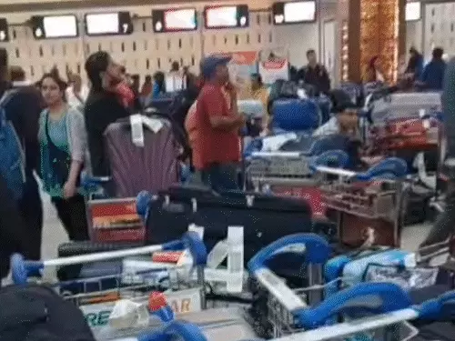 રાજ્યમાં 106 ફ્લાઇટ કેન્સલ, અન્ય એરલાઈન્સના ભાડા બમણાં:'ઇન્ડિગો ચોર હૈ, મુર્દાબાદ’ના નારા લાગ્યા, એક કપલનો હનીમૂનનો પ્લાન કેન્સલ; લગેજ માટે પડાપડી