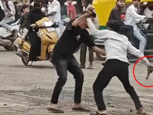 જાહેરમાં છરી-પથ્થરોથી મારામારી: જુહાપુરામાં યુવકને છરીના ત્રણ ઘા માર્યા