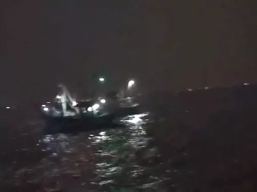 માછીમારનું તેની જ જાળમાં ફસાતાં મોત:વેરાવળ પાસે ફિશિંગ બોટ પલટી, 1નું મોત, 3નો બચાવ; જાળમાં અતિશય માછલી ફસાતાં ઓવરલોડને કારણે દુર્ઘટના ઘટી