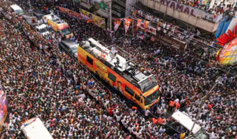 કરુરમાં નાસભાગ-પાર્ટીના જિલ્લા સચિવ અને યુટ્યુબરની ધરપકડ: એક્ટર વિજય પર આરોપ-મોડા પહોંચવાથી ભીડ વધી