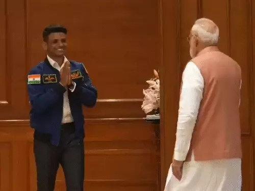 અંતરિક્ષથી પાછા ફરેલા શુભાંશુને PM મોદી ભેટ્યા:હાથ મિલાવી ચારવાર પીઠ થપથપાવી
