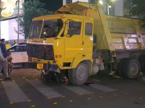 અમદાવાદમાં ડમ્પરો બેફામ અને પોલીસ લાચાર:ડમ્પર ચાલક વ્યાસવાડીથી અકસ્માત કરી પકવાન પાસે આવ્યો અને ત્યાં પણ બે વાહનોને અડફેટે લીધા, ટક્કરથી ઝાડ પડ્યું