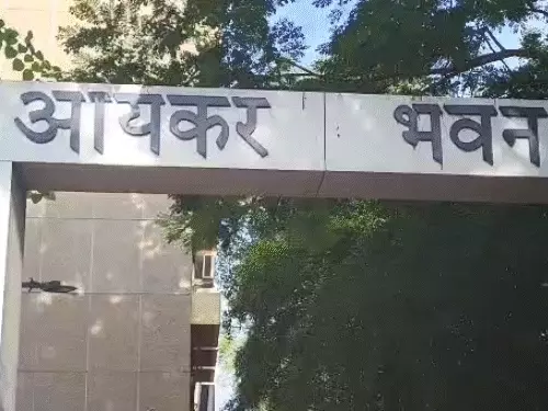 મોરબીના લેવીસ સિરામિક ગ્રૂપ સહિત 40 સ્થળો પર ITની રેડ:250થી વધુ અધિકારીઓ જોડાયા