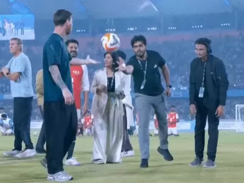 મેસ્સી આજે સચિન તેંડુલકરને મળશે:ગઈકાલે હૈદરાબાદમાં બાળકો સાથે ફૂટબોલ રમ્યો, શાહરૂખ ખાન અને રાહુલ ગાંધીને મળ્યો; કોલકાતામાં પોતાની પ્રતિમાનું ઉદ્ઘાટન કર્યુંઆર્જેન્ટિનાના દિગ્ગજ ફૂટબોલર લિયોનલ મેસ્સી ભારતમાં 3 દિવસના 'GOAT ઇન્ડિયા' પ્રવાસ પર છે. શનિવારે પ્ર