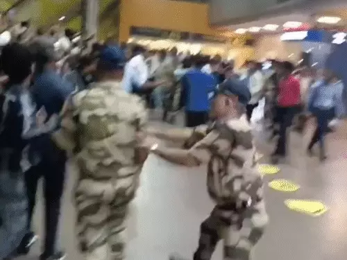 સાઉથ એક્ટર વિજય એરપોર્ટ પર ગબડી પડ્યો, Video:મલેશિયાથી પરત ફરતા ફેન્સે ઘેરી લીધો, સુરક્ષાકર્મીઓએ ઊભો કરીને કારમાં બેસાડ્યો