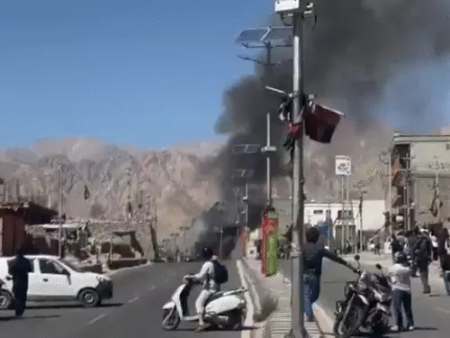 હવે લેહમાં Gen-Z ભડક્યા,લદાખને પૂર્ણ રાજ્યનો દરજ્જો આપવાની માગ સાથે વિદ્યાર્થીઓનું પ્રદર્શન; સોનમ વાંગચુક 15 દિવસથી ભૂખહડતાળ પર,ભાજપ કાર્યાલયને આગચંપી  