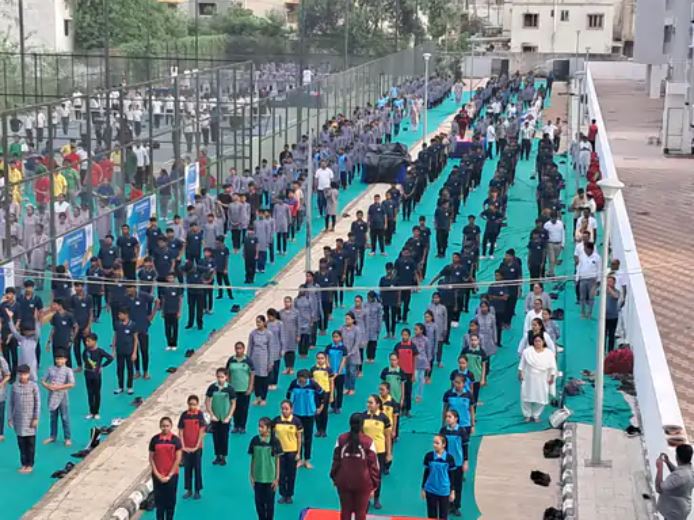 અમદાવાદના પ્રહલાદનગર ગાર્ડનમાં અમિત શાહે યોગ કર્યા:વડોદરામાં પાટીલે યોગ કર્યા