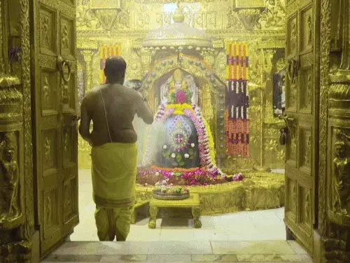 સોમનાથ મહાદેવને પુષ્પ-ચંદન-ભસ્મનો શૃંગાર:ભવનાથમાં ભક્તોની ભીડ