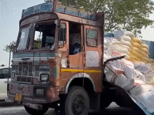 વડોદરામાં ટ્રક પાછળ લકઝરી ઘૂસી, 7ના મોત:મૃતકમાં એક 9 વર્ષનું બાળક, 27 ઈજાગ્રસ્ત; બાલાજી ટ્રાવેલ્સની બસ રાજસ્થાનના બાસવાડાથી સુરત જતી હતી
