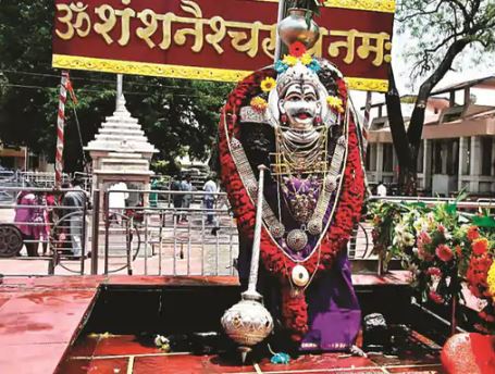 23મી ઓગસ્ટે શનિશ્વરી અમાસ:કુંડળી દોષોને શાંત કરવા માટે શનિદેવ પર તેલથી અભિષેક કરવાની પરંપરા