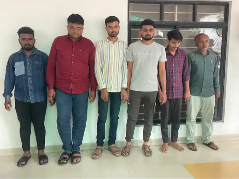 રાજકોટમાં આધારકાર્ડમાં છેડછાડનું કૌભાંડ ઝડપાયું:આરોપીઓ પુરાવા વગર ફોટોશોપથી ફેરફાર કરી વેરિફિકેશન કરતા