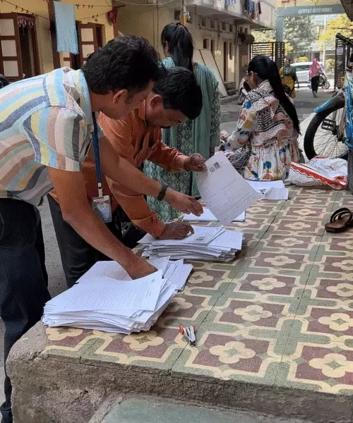 SIRની કામગીરીમાં મોતની ઘટનાઓ વચ્ચે એક BLO આવા પણ...:ગળા નીચે મણકાની ગાદી ખસી છતાં કરે છે કામગીરી; કહ્યું- લોકતંત્રને મજબૂત કરવાના કેમ્પેનમાંથી બાકાત નથી રહેવું