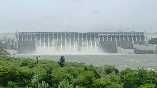 સરદાર સરોવર ડેમ સિઝનમાં પહેલીવાર વોર્નિંગ સ્ટેજ પર:જુઓ ડેમના ખુલ્લા 15 દરવાજાનો નજારો