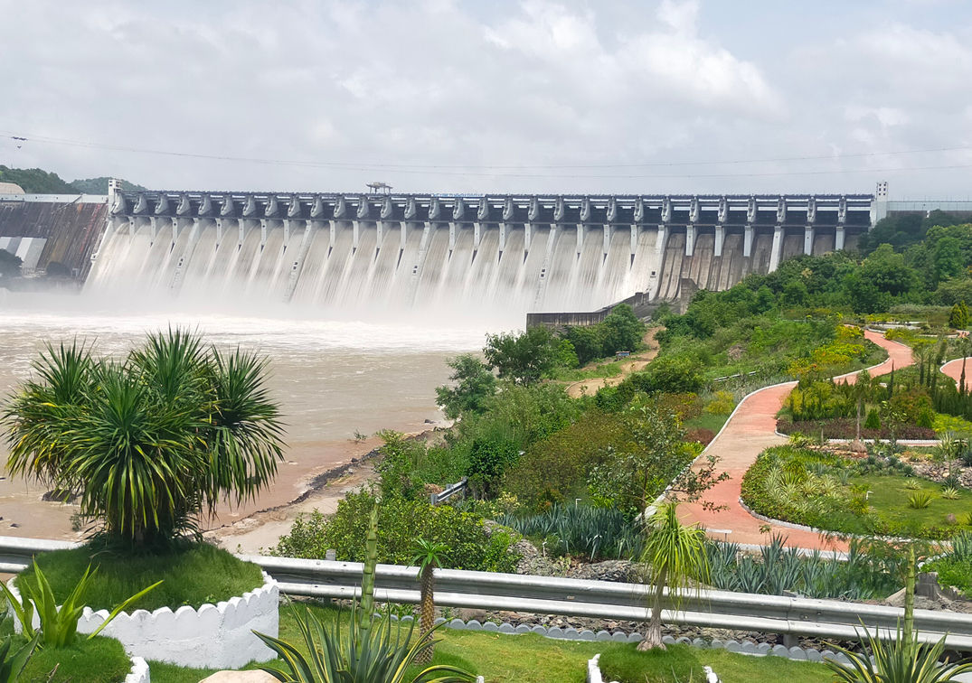 ગુજરાત માટે રાહતના સમાચાર: નર્મદા ડેમમાંથી મુખ્ય કેનાલમાં 15000 ક્યુસેક પાણી છોડાયું
