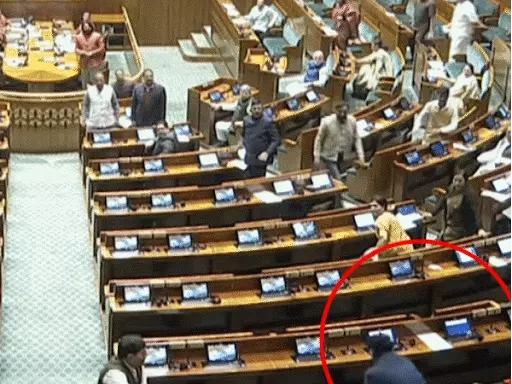 સંસદની સુરક્ષામાં ખામી, વ્યક્તિ અંદર ઘૂસી ગયો:રેલ ભવન પાસે દિવાલ કૂદ્યો, ચોમાસુ સત્ર ગઈકાલે જ સમાપ્ત થયું