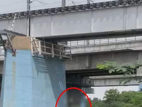 રેલવે બ્રિજ નીચેથી યુવકનો લટકતો મૃતદેહ મળ્યો:સ્થળેથી મળી આવી એક કાર :મોતનું કારણ અકબંધ