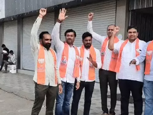 મંત્રી બનવાના ફોન આવતા જ કાર્યકરોએ ફટાકડા ફોડ્યા :સંઘવીના સમર્થકો ફટાકડા ભરેલો ટેમ્પો લઈ કાર્યાલય પહોંચ્યાં