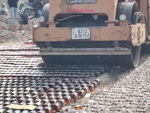 થર્ટી ફર્સ્ટ પહેલાં 2 કરોડથી વધુનાં દારૂ પર બુલડોઝર ફર્યું:દેશી-વિદેશી દારૂના 900 ગુનાનો મુદ્દામાલ નષ્ટ કરાયો, પોરબંદરના બૂટલેગરોમાં ફફડાટ