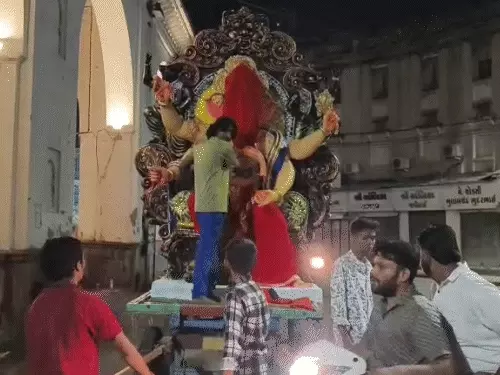 વડોદરામાં ગણેશજીની મૂર્તિ પર ઈંડાં ફેંકાયાં:પોલીસે મોડીરાતે શંકાસ્પદ વ્યક્તિઓની અટકાયત કરી