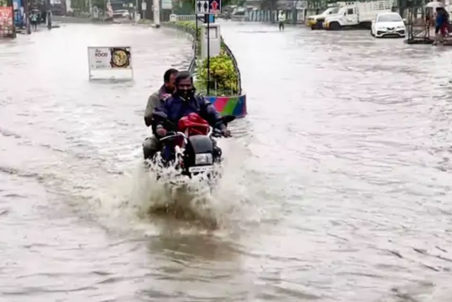 તમિલનાડુ અને કેરળમાં ભારે વરસાદ:આંધ્રપ્રદેશના 6 જિલ્લાઓ માટે રેડ એલર્ટ જાહેર