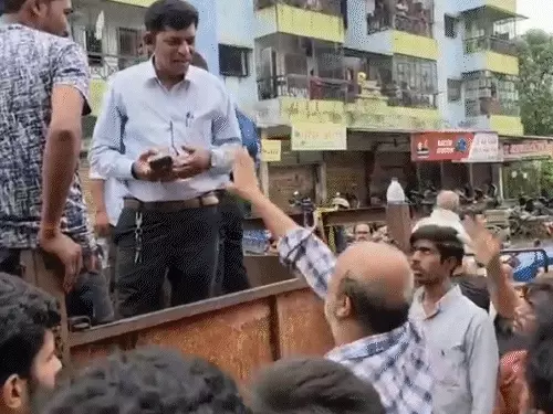 ‘બધા સાહેબોને ઉઘાડા પગે સાથે મોકલો, અમે સર્વે કરાવીએ’:સુરતમાં નેતાઓ-અધિકારીઓનું ટ્રેક્ટર રોકી લોકોએ બરોબરના ખખડાવ્યાં; કહ્યું- 40 વર્ષથી બાપુજીની પેઢી ચલાવો છો?