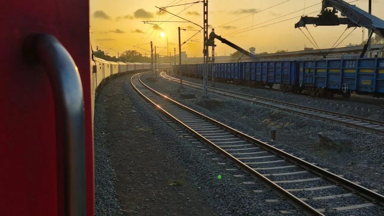 Indian Railways Scrap Income : રેલવે સ્ક્રેપ વેચાણથી વર્ષે કેટલા રૂપિયા કમાય છે? જાણો