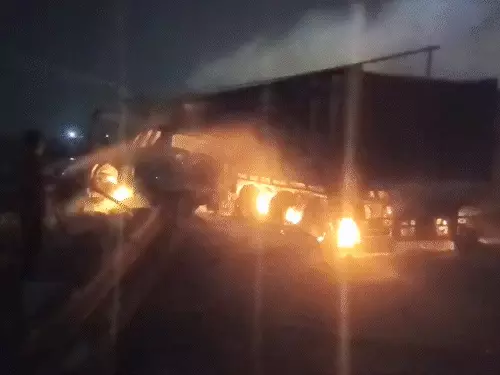 કન્ટેનર-ટેન્કર અને કાર વચ્ચે ટ્રિપલ અકસ્માત:બે વાહનમાં આગ લાગી; તહેવારોમાં વતન જઈ રહેલાં 2 વિદ્યાર્થી સહિત 4 જીવતા ભૂંજાયા