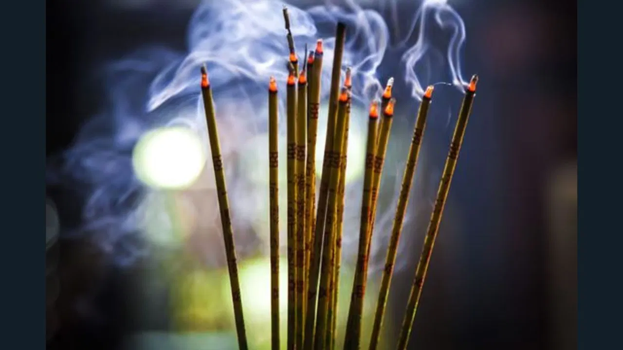 પૂજા દરમિયાન અગરબત્તી પ્રગટાવવી શુભ છે કે અશુભ? જાણો વાસ્તુ નિયમ