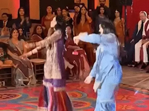 પાકિસ્તાની ગર્લ્સની 'શરારત', ભારતીયો ફિદા થયા!:પડોશી દેશમાં 'ધુરંધર' પર પ્રતિબંધ, છતાં ફિલ્મના ગીત પર જોરદાર નાચી; વાઈરલ VIDEO એ ધૂમ મચાવી